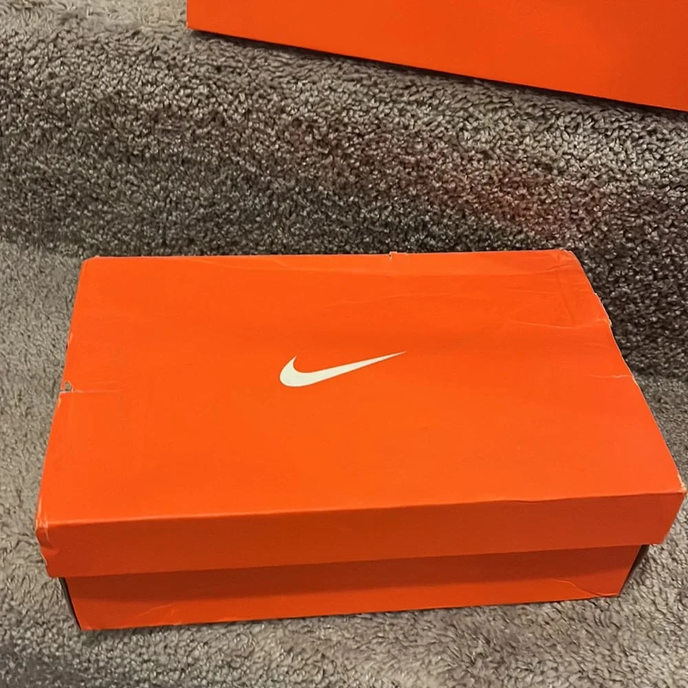Nike Bomba Jr II Soccer Cleats Indoor shoes new 580443 050 Youth Big Boy 4.5 Y
